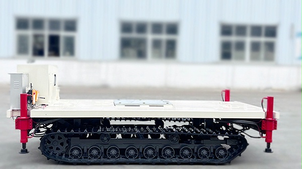 白色遥控履带车