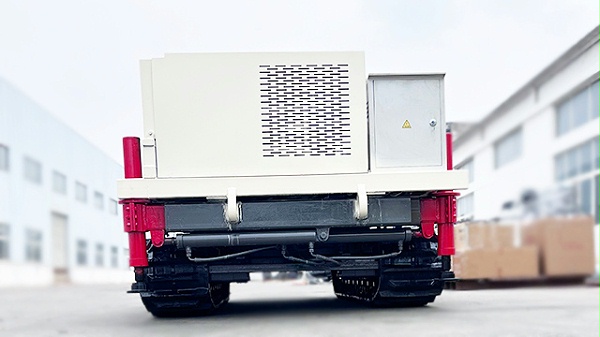 白色遥控履带车