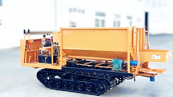 履带式底盘撒料车专配，全地形履带喂料不挑路！